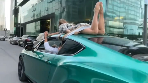 Rusk influencer Sergej Grosenko veze ptelkyni na stee auta.