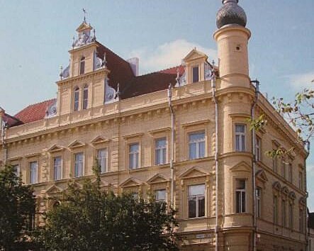 Knížecí dům na Pernštýnském náměstí je jedna z mála staveb, které po sobě Max Fleischer zanechal ve svém rodném Prostějově. Nyní je tato stavba památkou.