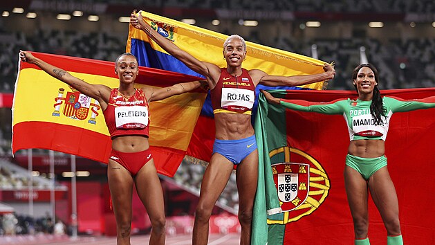 Nejlepší trojskokanky tokijské olympiády: zleva bronzová Španělka Ana...
