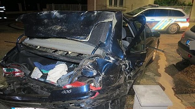 V Novém Bydžově v ulici Na Staré Cidlině bourala Škoda Octavia se sedmi lidmi (8. 8. 2021).