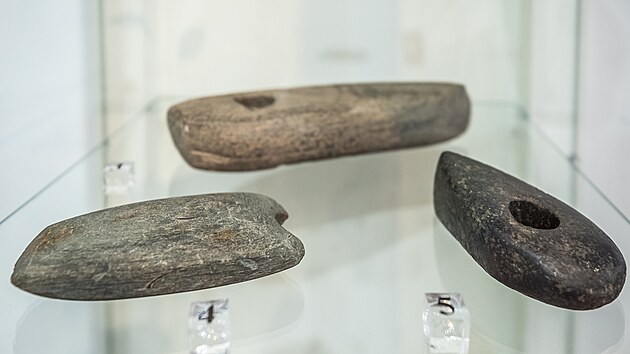 Na snmku vpravo je kamenn sekeromlat z neolitu nalezen ve Velkch Svatoovicch, 2900 a 2300 p. n. l.