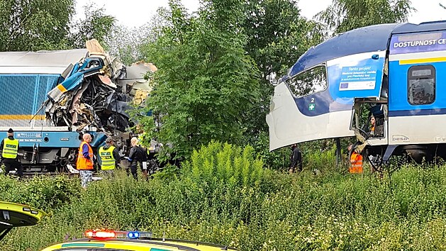 Při srážce dvou vlaků na Domažlicku zemřeli tři lidé. (4. 8. 2021)