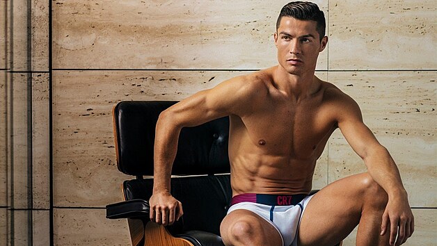 Cristiano Ronaldo v reklam na spodn prdlo sv znaky CR7 (2018)