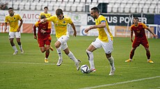 Momentka ze zápasu Jihlava (žlutá) vs. Dukla. Momentka ze zápasu Jihlava (žlutá) vs. Dukla.