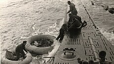 Ztroskotaní letci RAF nastupují na palubu ponorky U-206. (26. srpna 1941)