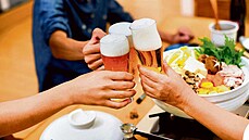 Ke grilování na zahradě patří i správně načepované pivo. Ke grilování na zahradě patří i správně načepované pivo.