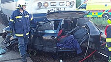 Z osobního auta museli hasiči za pomoci hydraulického nářadí vyprostit... Z osobního auta museli hasiči za pomoci hydraulického nářadí vyprostit...