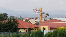 Tobogan je vidět nejen ze sousedních domů, ale z dalekého okolí, dokonce i ze... Tobogan je vidět nejen ze sousedních domů, ale z dalekého okolí, dokonce i ze...