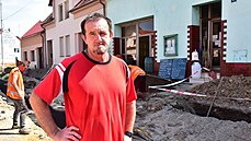 Ladislav Paďour provozuje v ulici Na Rynku prodejnu pro zahrádkáře. Tržby mu v... Ladislav Paďour provozuje v ulici Na Rynku prodejnu pro zahrádkáře. Tržby mu v...