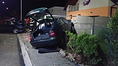 Auto v Novém Bydžově narazilo do jiného zaparkovaného vozu, pak prorazilo dva... Auto v Novém Bydžově narazilo do jiného zaparkovaného vozu, pak prorazilo dva...
