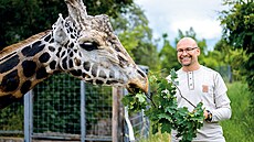 Ošetřuje zuby tapírovi, řeší operaci tygra, vyšetřuje hrabáče kapského... Ošetřuje zuby tapírovi, řeší operaci tygra, vyšetřuje hrabáče kapského...