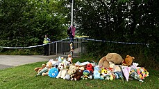 Lidé se loučí s pětiletým hochem, jehož smrt vyšetřuje velšská policie. Mezi... Lidé se loučí s pětiletým hochem, jehož smrt vyšetřuje velšská policie. Mezi...
