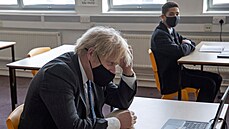 Britský premiér Boris Johnson bhem online výuky pi návtv koly. (23. února...