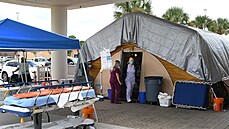 Floridská nemocnice kvli nárstu potu nakaených musela zídit provizorní...