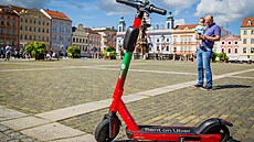 V Českých Budějoviccích si lidé mohou půjčovat sdílené elektrokoloběžky.... V Českých Budějoviccích si lidé mohou půjčovat sdílené elektrokoloběžky....