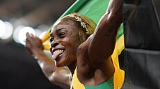 Jamajská sprinterka Elaine Thompsonová-Herahová se raduje z úspné obhajoby...