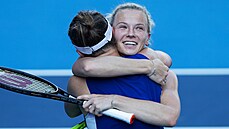 Tenistky Krejčíková a Siniaková v objetí po vítězství v Tokiu (1. srpna 2021) Tenistky Krejčíková a Siniaková v objetí po vítězství v Tokiu (1. srpna 2021)