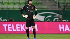 Slávistický brankář Ondřej Kolář krátce po nešťastném okamžiku, kdy mu míč pod... Slávistický brankář Ondřej Kolář krátce po nešťastném okamžiku, kdy mu míč pod...