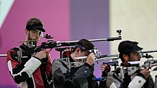 Momentka z olympijského závodu v třípolohové střelbě z malorážky. Vlevo norský... Momentka z olympijského závodu v třípolohové střelbě z malorážky. Vlevo norský...
