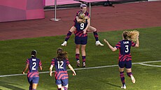 Megan Rapinoeová (nahoře) slaví se svými americkými spoluhráčkami gól v utkání... Megan Rapinoeová (nahoře) slaví se svými americkými spoluhráčkami gól v utkání...