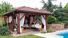 Designérky použily doplňky v boho stylu, kusové koberce, dřevěné květináče,... Designérky použily doplňky v boho stylu, kusové koberce, dřevěné květináče,...