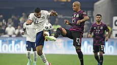 Americký fotbalista Sebastian Lletget (vlevo) v souboji s mexickým obráncem... Americký fotbalista Sebastian Lletget (vlevo) v souboji s mexickým obráncem...