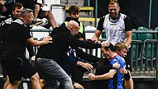 Trenér Plzně Michal Bílek (uprostřed) gratuluje střelci druhého gólu Plzně... Trenér Plzně Michal Bílek (uprostřed) gratuluje střelci druhého gólu Plzně...