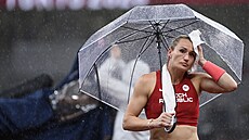 Česká tyčkařka Romana Maláčová během deštivé olympijské kvalifikace v Tokiu Česká tyčkařka Romana Maláčová během deštivé olympijské kvalifikace v Tokiu