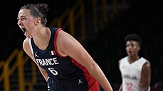Francouzská basketbalistka Alexia Chartereauová oslavuje svou trefu proti... Francouzská basketbalistka Alexia Chartereauová oslavuje svou trefu proti...