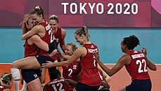 Americké volejbalistky oslavují olympijský triumf. Americké volejbalistky oslavují olympijský triumf.