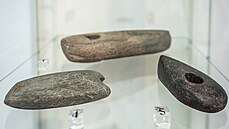 Na snímku vpravo je kamenný sekeromlat z neolitu nalezený ve Velkých...