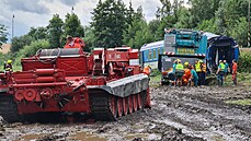 Vyprošťovací tank VT 72B vytáhne z bahna jeřáb, který zapadl během odstraňování... Vyprošťovací tank VT 72B vytáhne z bahna jeřáb, který zapadl během odstraňování...
