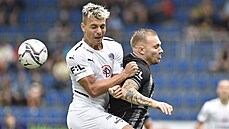 Michal Tomič ze Slovácka a Jakub Hora z Českých Budějovic v hlavičkovém souboji. Michal Tomič ze Slovácka a Jakub Hora z Českých Budějovic v hlavičkovém souboji.