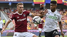 Bořek Dočkal ze Sparty a Jean Mangabeira z Karviné v utkání fotbalové ligy. Bořek Dočkal ze Sparty a Jean Mangabeira z Karviné v utkání fotbalové ligy.