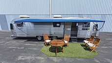 Držitel Oscara Tom Hanks prodává přívěs Airstream, který používal jako svůj... Držitel Oscara Tom Hanks prodává přívěs Airstream, který používal jako svůj...