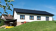 Modelací terénu bylo možné dům podsklepit a vytvořit kryté venkovní posezení. Modelací terénu bylo možné dům podsklepit a vytvořit kryté venkovní posezení.