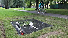 Pamětní deska se nachází v blízkosti věžáku, kde došlo před rokem k tragédii.... Pamětní deska se nachází v blízkosti věžáku, kde došlo před rokem k tragédii....