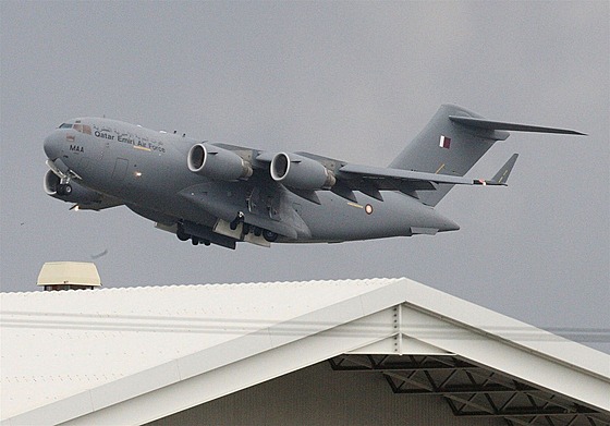 Katarský letoun C-17A Globemaster nad letitm v Larnace (22. bezna 2011)