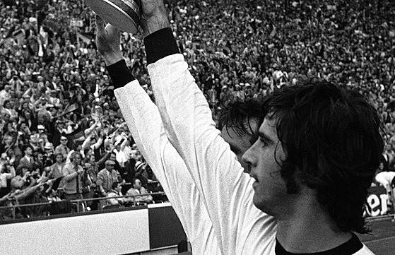 Gerd Müller s trofejí pro mistry svta 1974