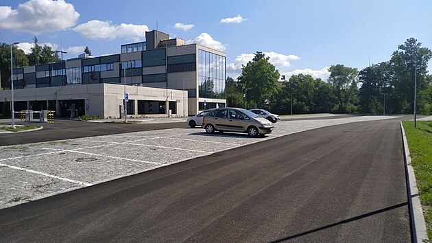 Město Havlíčkův Brod chce vyššími sazbami přimět řidiče k tomu, aby nechávali své vozy jinde než v centru. Na velkém parkovišti u krajské knihovny je 126 míst a mnoho týdnů bylo takřka prázdné. Tento snímek je z konce srpna. Město Havlíčkův Brod chce vyššími sazbami přimět řidiče k tomu, aby nechávali své vozy jinde než v centru. Na velkém parkovišti u krajské knihovny je 126 míst a mnoho týdnů bylo takřka prázdné. Tento snímek je z konce srpna.