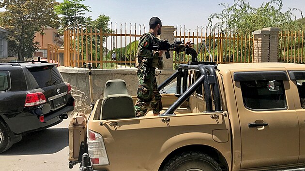 Afghnsk vojk ve vojenskm vozidle na ulici v Kbulu (15. srpna 2021)