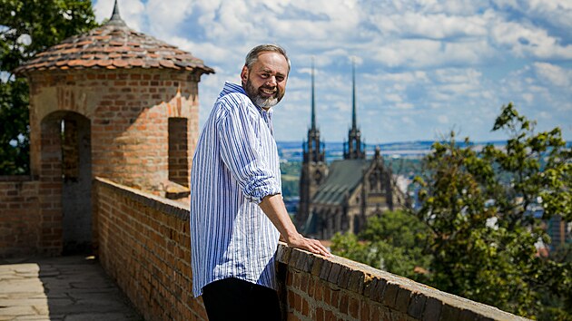 Honza Dědek. Bezmála deset let vytrval, než jeho show dala konečně šanci velká televize. Přiznává i krize, kdy to v onom mezidobí zvažoval vzdát.