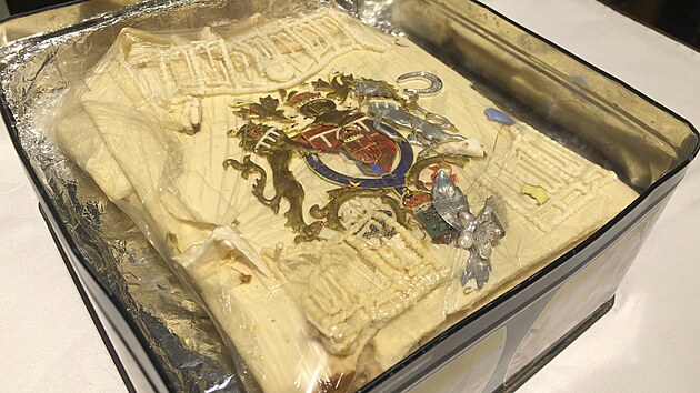 Kousek svatebnho dortu princezny Diany a prince Charlese z roku 1981 se vydrail za 55 tisc korun. (2021)