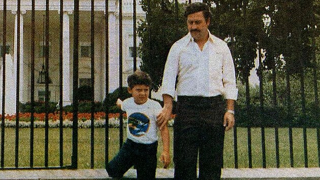 Mal Juan (dnes pejmenovn na Sebastian Marroquin) se svm otcem Pablo Escobarem ve Washingtonu ped Blm domem