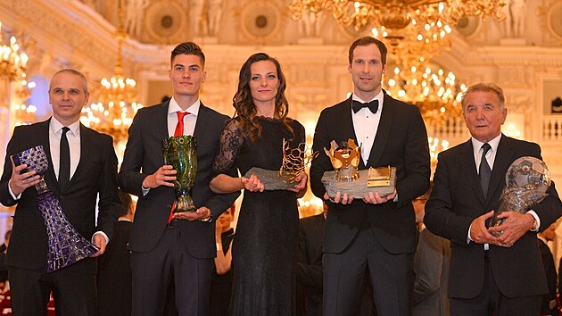 Fotbalista roku 2016: Vtzslav Lavika, Patrik Schick, Lucie Vokov, Petr ech a Duan Uhrin st. (Praha, 27. bezna 2017)