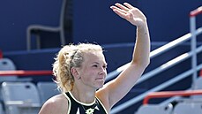 Kateřina Siniaková zdraví diváky po postupu do osmifinále v Montrealu. Kateřina Siniaková zdraví diváky po postupu do osmifinále v Montrealu.