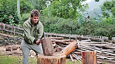 Jednou z hlavních aktivit dobrovolnického workcampu na Hauenštejně je štípání... Jednou z hlavních aktivit dobrovolnického workcampu na Hauenštejně je štípání...