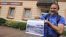 Historik Miloslav Lopaur před budovou Intopu s pekařstvím ve žďárské... Historik Miloslav Lopaur před budovou Intopu s pekařstvím ve žďárské...