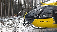 Na mýtinu lesa v Karasíně, kde přistál vrtulník jihlavské záchranné služby,... Na mýtinu lesa v Karasíně, kde přistál vrtulník jihlavské záchranné služby,...