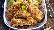 Vídeňský řízek s okurkovými bramborami Vídeňský řízek s okurkovými bramborami